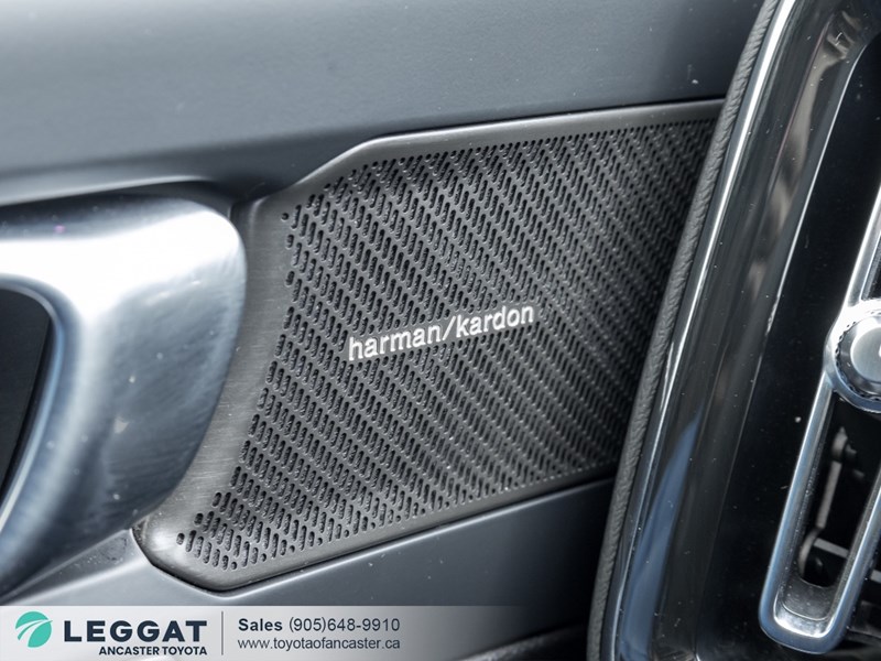 2025 Volvo XC40 B5 AWD Ultra Dark Theme