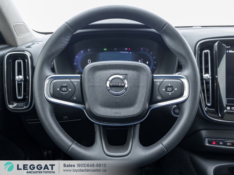 2025 Volvo XC40 B5 AWD Ultra Dark Theme