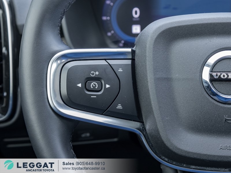 2025 Volvo XC40 B5 AWD Ultra Dark Theme