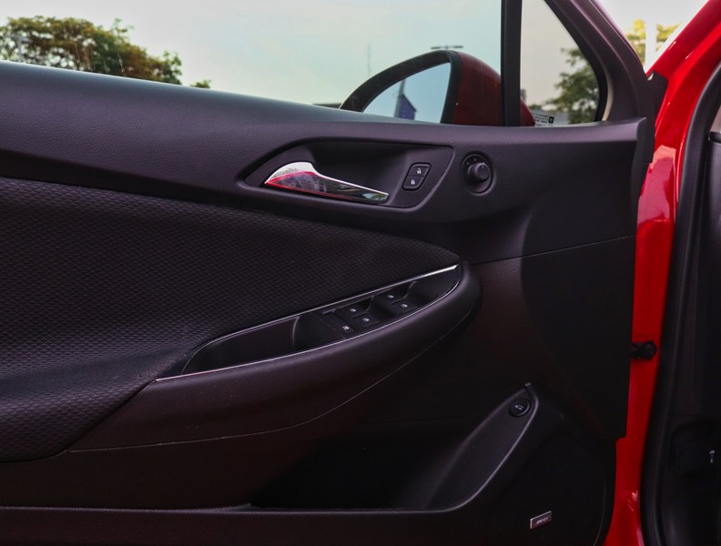 2018 Chevrolet Cruze LT | 1.4L | ROOF | TECH PKG | CONV PKG