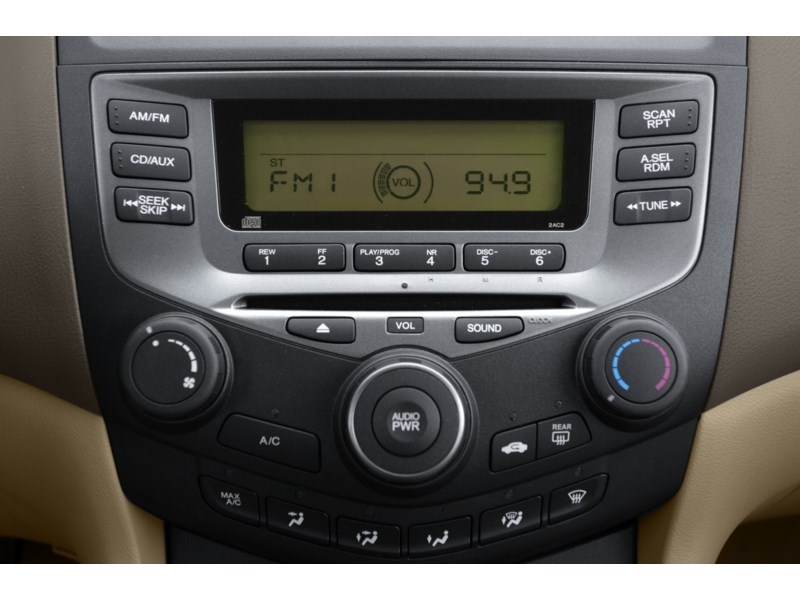 2007 Honda Accord 4dr I4 AT SE Interior Shot 2