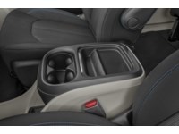 2022 Chrysler Pacifica Limited FWD Interior Shot 7