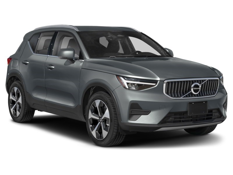 2025 Volvo XC40 B5 AWD Ultra Dark Theme Exterior Shot 8