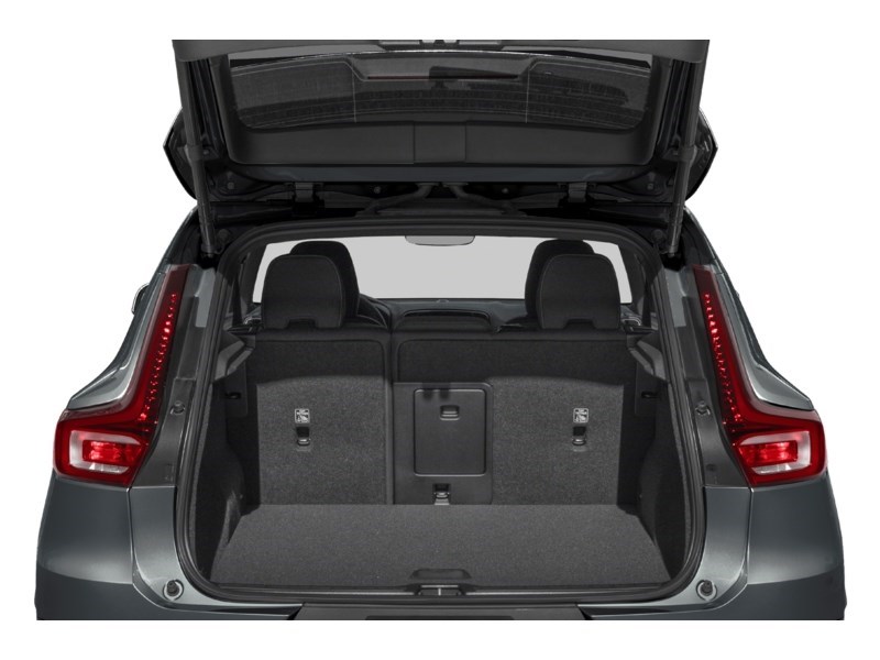 2025 Volvo XC40 B5 AWD Ultra Dark Theme Exterior Shot 4