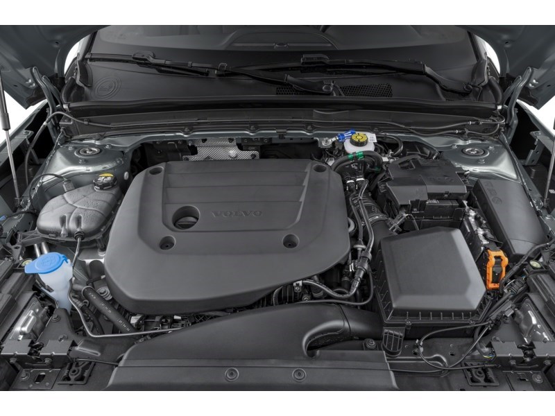 2025 Volvo XC40 B5 AWD Ultra Dark Theme Exterior Shot 3